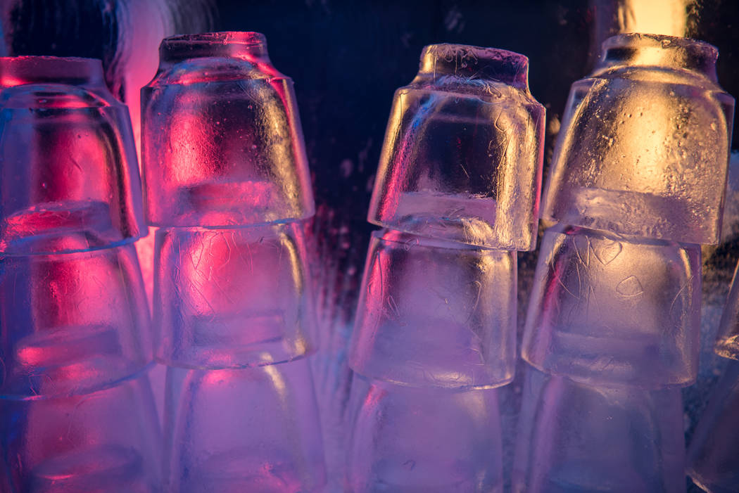 Las bebidas se sirven en vasos hechos con hielo en el Minus5 Ice Bar en el Mandalay Bay Resort and Casino el jueves 15 de junio de 2017, en Las Vegas. Un nuevo Minus5 Ice Bar se abrirá en The Ven ...