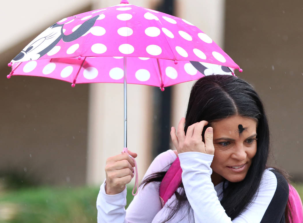 Lori Wood, de Las Vegas, sostiene un paraguas para protegerse de la lluvia el miércoles 6 de marzo de 2019, en Las Vegas. (Bizuayehu Tesfaye / Las Vegas Review-Journal) @bizutesfaye