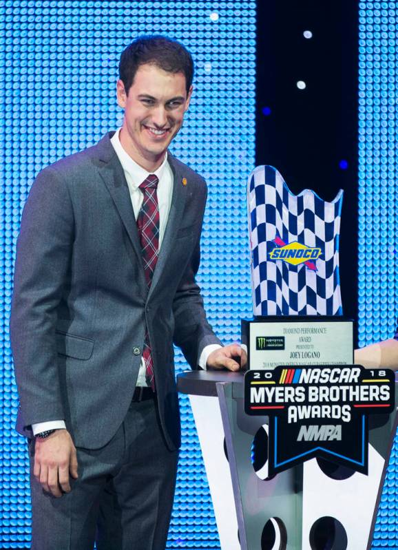 Joey Logano toma fotos con el Diamond Performance Award durante los premios NASCAR NMPA Myers Brothers en Encore Theatre el miércoles 28 de noviembre de 2018, en Wynn Las Vegas, en Las Vegas. Ben ...