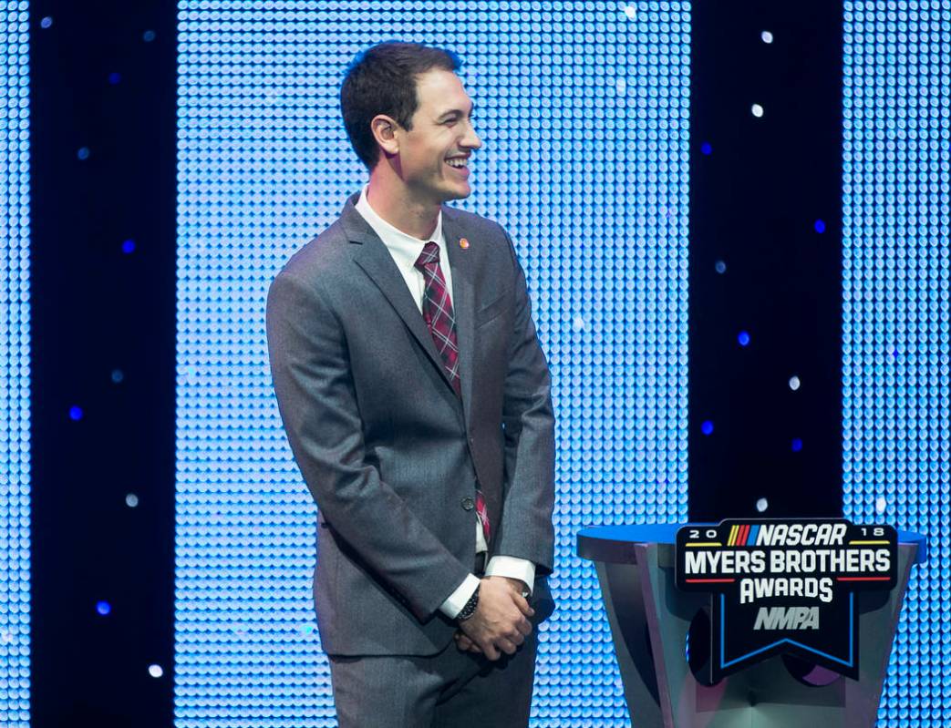 Joey Logano comparte una risa con la audiencia luego de recibir el Diamond Performance Award durante los NASPA NMPA Myers Brothers Awards en el Encore Theatre el miércoles 28 de noviembre de 2018 ...