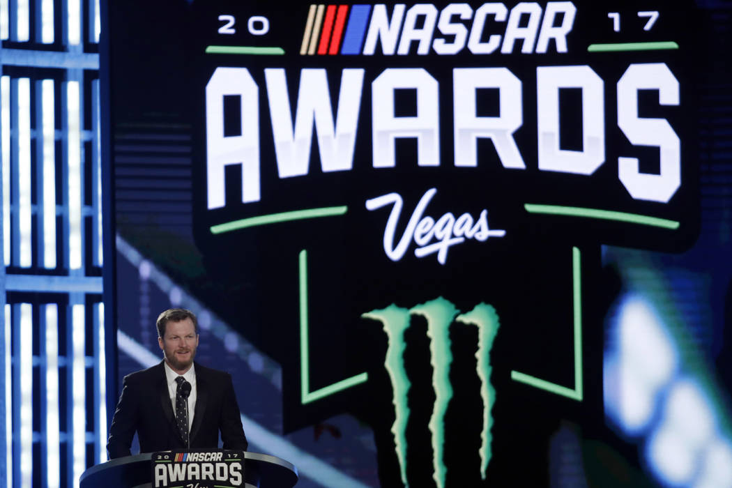 Dale Earnhardt Jr. habla durante los premios de carreras de autos de la Serie NASCAR Cup el jueves 30 de noviembre de 2017, en Las Vegas. (Foto AP / Isaac Brekken)