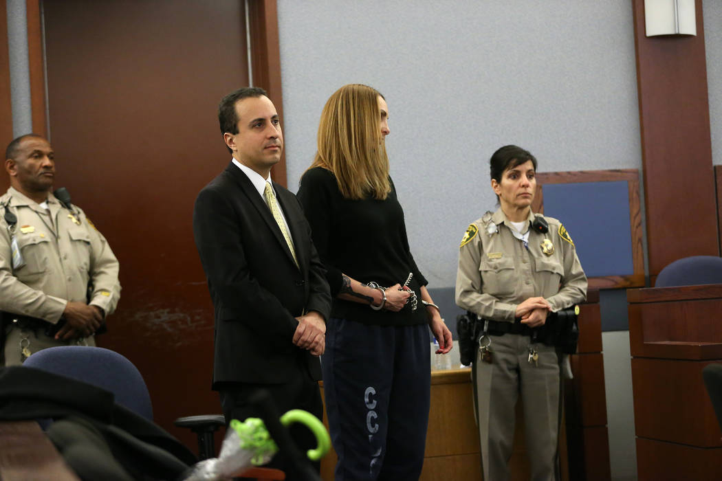 La abogada encarcelada, Alexis Plunkett, centro, con su abogado Michael Castillo, a la izquierda, se presenta a una audiencia judicial en el Centro de Justicia Regional de Las Vegas el miércoles ...
