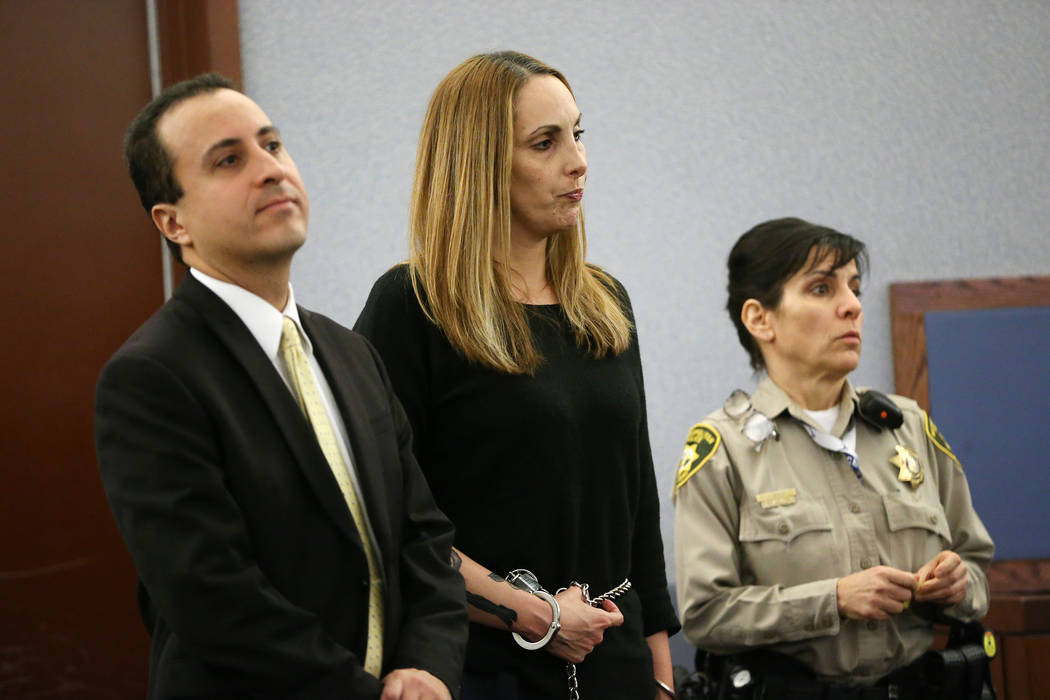 La abogada encarcelada, Alexis Plunkett, centro, con su abogado Michael Castillo, a la izquierda, se presenta a una audiencia judicial en el Centro de Justicia Regional de Las Vegas el miércoles ...