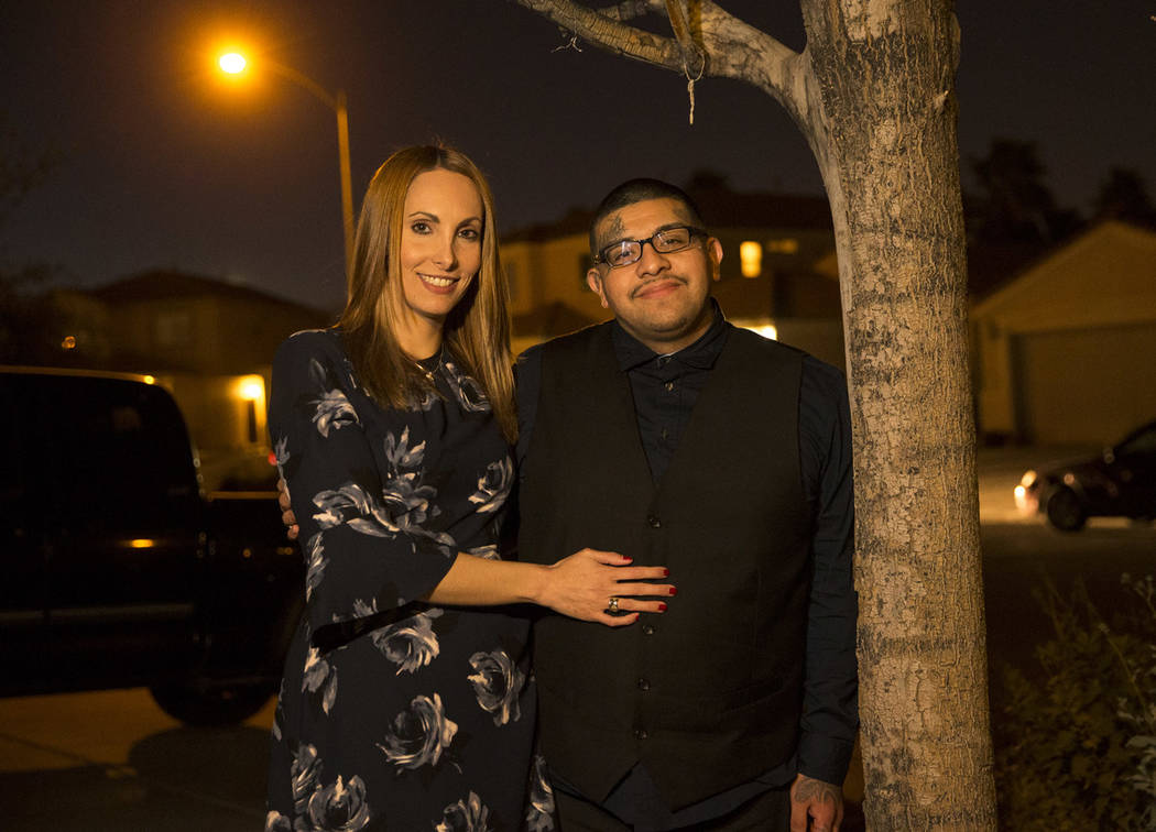 La abogada Alexis Plunkett, a la izquierda, y su novio Andrew Arévalo, ex pandillero, posan en su casa en Las Vegas el jueves 22 de febrero de 2018. (Las Vegas Review-Journal)