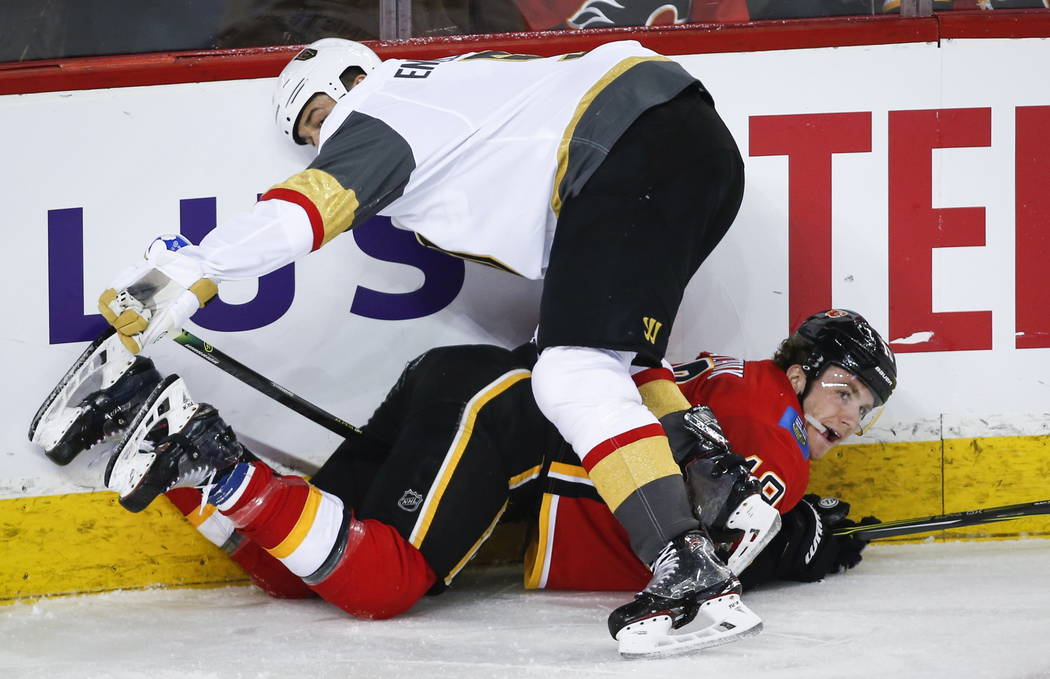 Deryk Engelland, de los Golden Knights de Vegas, controla a Matthew Tkachuk de los Calgary Flames durante el tercer período de un juego de hockey de la NHL en Calgary, Alberta, el domingo 10 de m ...