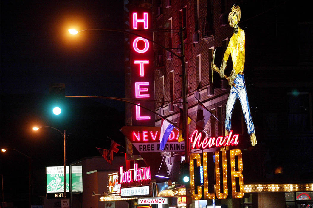 Las luces de neón se encienden en el hotel Nevada en el centro de Ely, 14 de junio de 2002. (Craig L. Moran / Las Vegas Review-Journal)