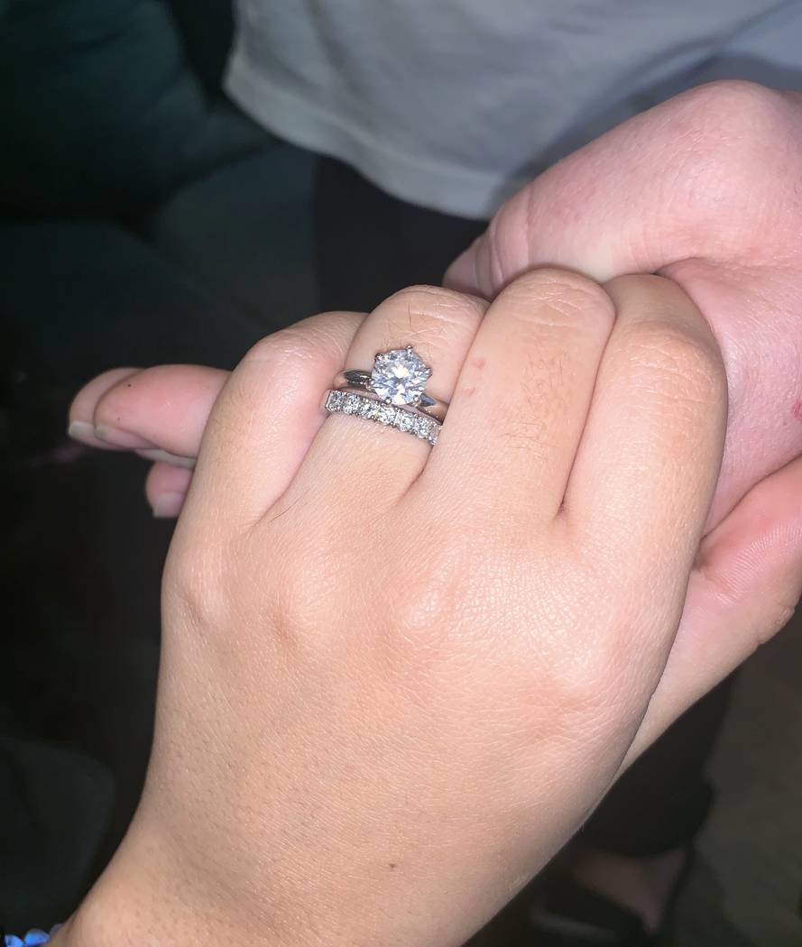 Olivia Rademann muestra su anillo de matrimonio de 1.5 quilates. Ella y Austin "Chumlee" Russell se casarán legalmente en mayo en Hawai. (Austin Russell)
