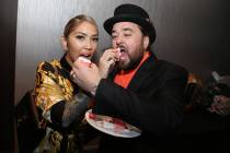 El coprotagonista de "Pawn Stars" Austin "Chumlee" Russell y su novia, Olivia Rademann, se presentan en la ceremonia previa a su boda en una fiesta en The D Las Vegas el sábado 9 de marzo de 2019 ...