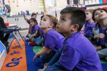 Estudiantes de kindergarten observan imágenes en la pantalla mientras su maestra Nikki McGuire, les hace preguntas durante una clase en Staton Elementary en Las Vegas, el martes 5 de marzo de 201 ...