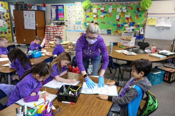 Nikki McGuire enseña a sus estudiantes de jardín de niños durante una clase en Staton Elementary en Las Vegas, el martes 5 de marzo de 2019. Todos los martes, la escuela lleva camisetas de "Hop ...