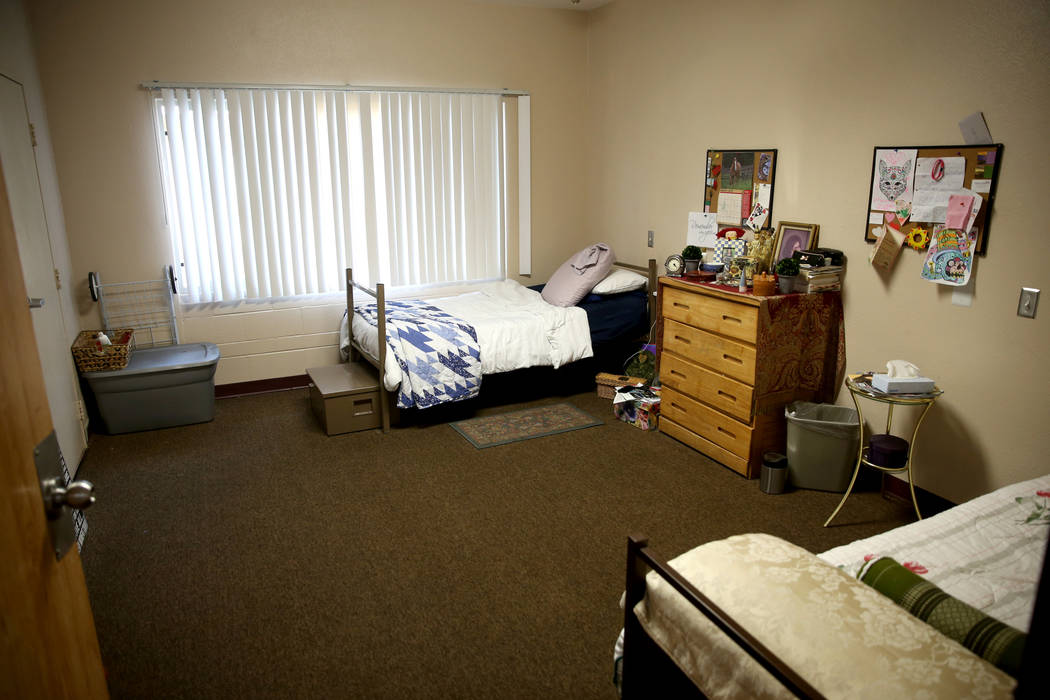 Un dormitorio en la nueva área de vivienda de transición, llamada "Second Chance Wing", en el campus de mujeres y niños de WestCare Nevada en Las Vegas el miércoles 6 de marzo de 2019. (K.M. C ...