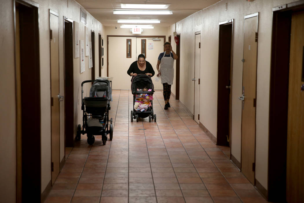 Carolina con su hija de un año, Jazmin, a la izquierda, en un nuevo pasillo de viviendas de transición, llamada "Second Chance Wing" en WestCare Nevada Women and Children's Campus en Las Vegas, ...