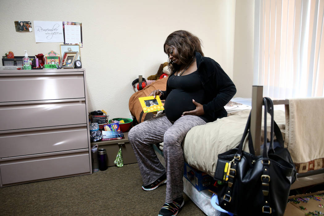 Annette Marie, que tiene 24 semanas de embarazo, con una foto de su otro hijo en su habitación en la nueva área de vivienda de transición, llamada "Second Chance Wing", en el campus de mujeres ...