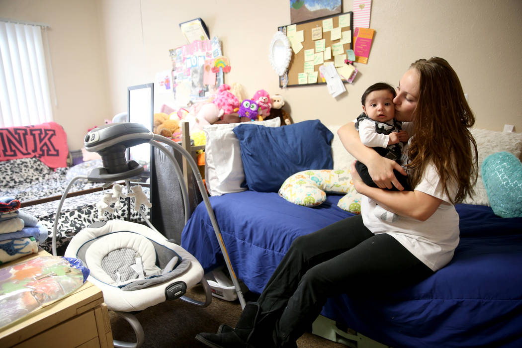 Cynthia Constanzo con su hijo de 3 meses de edad, Isaiah, en su habitación en la nueva área de vivienda de transición, llamada "Second Chance Wing", en el campus de mujeres y niños de WestCare ...