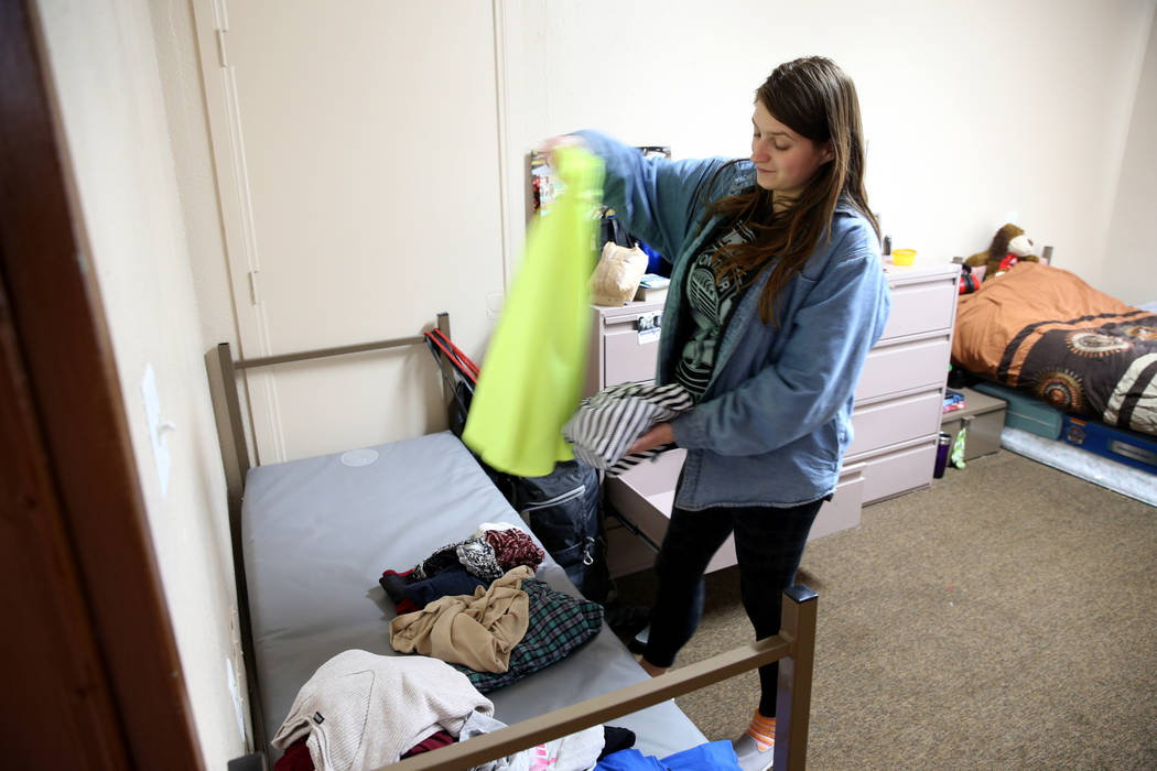 Laurie, quien tiene 34 semanas de embarazo, se muda a su habitación en la nueva área de vivienda de transición, llamada "Second Chance Wing", en el campus de mujeres y niños de WestCare Nevada ...