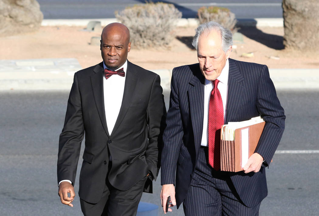 El ex líder de la mayoría en el Senado de Nevada, Kelvin Atkinson, a la izquierda, y su abogado, Richard Wright, llegan al Palacio de Justicia de los Estados Unidos Lloyd George el lunes, 11 de ...