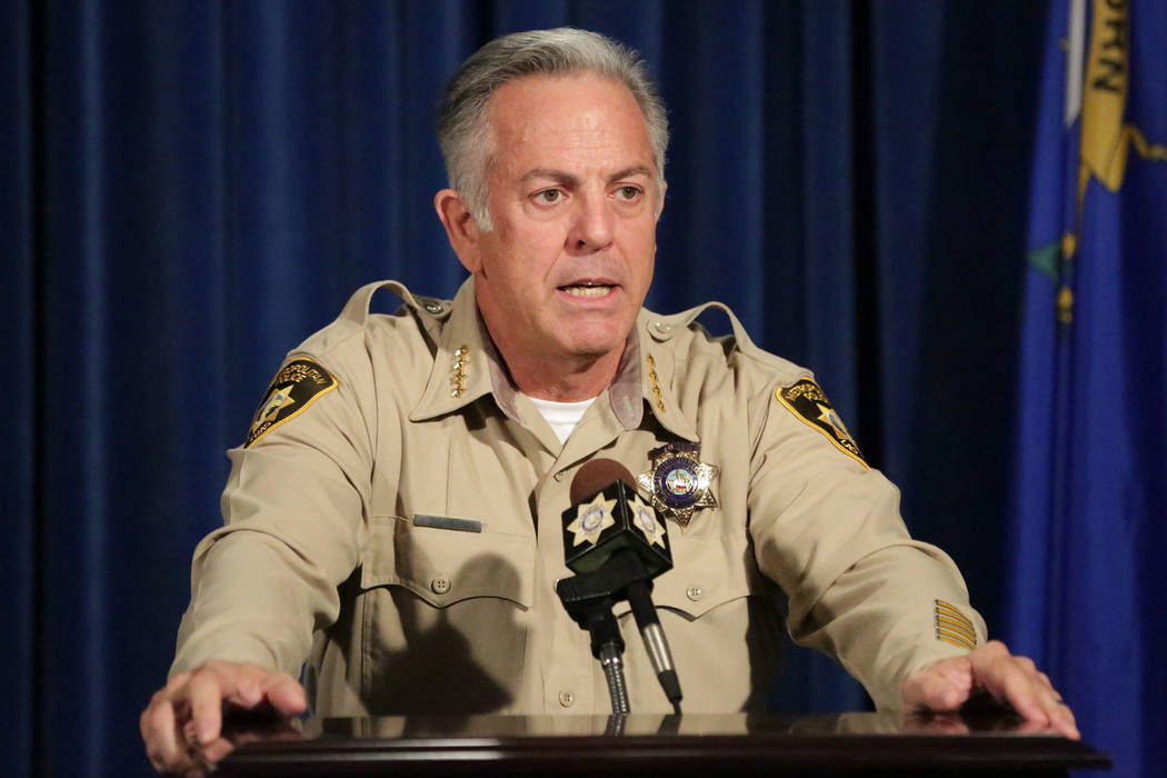 El sheriff Joe Lombardo responde a preguntas durante una conferencia de prensa para anunciar el lanzamiento del Informe de Investigación Criminal en la Misa de Disparos en Masa del 1 de octubre e ...