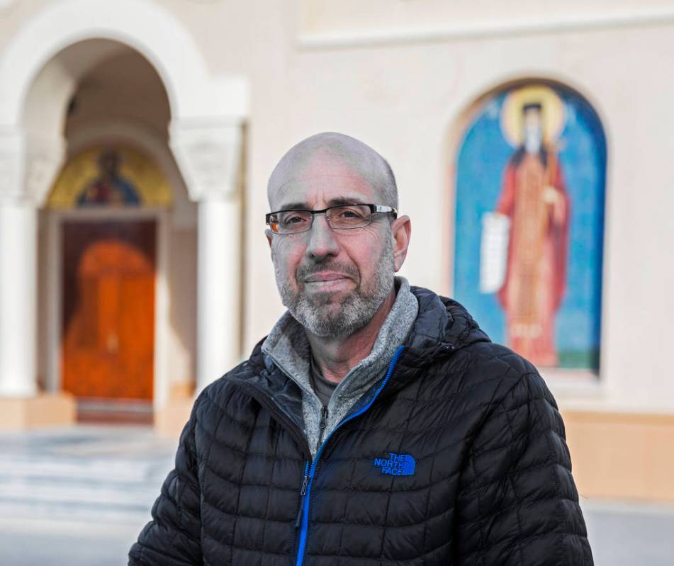 El miembro del consejo parroquial, John Koutsulis, supervisa a los gatos adoptados a través del programa "Working Cat" de la Fundación Animal en la iglesia ortodoxa griega de San Juan Bautista e ...