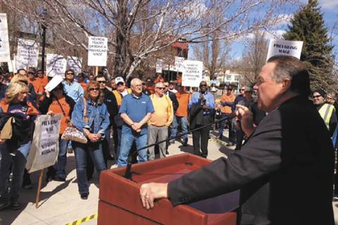 El líder de la AFL-CIO, Danny Thompson, habla a los manifestantes que se reunieron el miércoles frente al Capitolio en Carson City para protestar por los cambios propuestos para la ley de salari ...