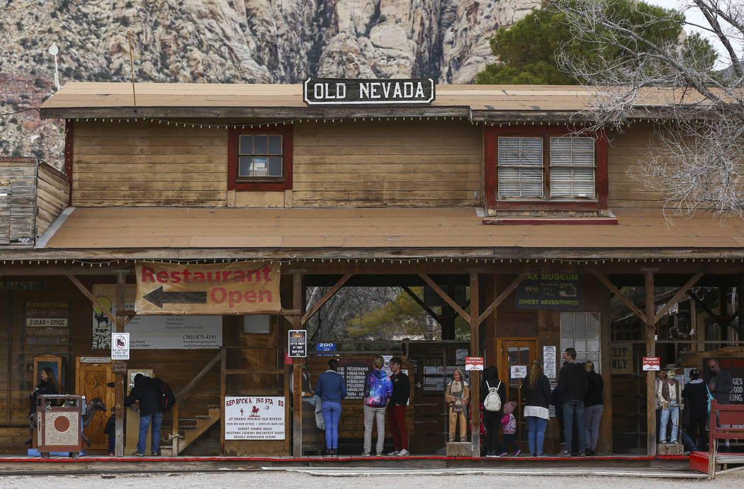 Visitantes en Bonnie Springs Ranch fuera de Las Vegas el sábado 12 de enero de 2019. El rancho está bajo contrato para ser vendido y demolido en lotes de casas de lujo. Chase Stevens Las Vegas R ...