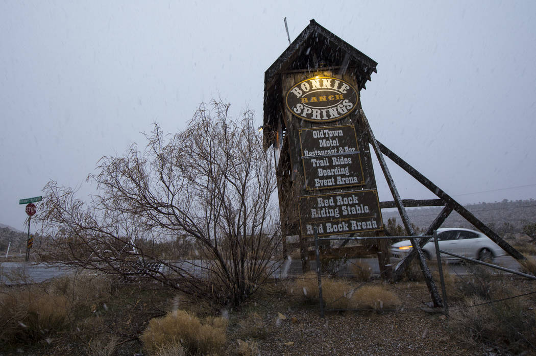 La nieve cae alrededor de la entrada de Bonnie Springs fuera de Las Vegas el miércoles 20 de febrero de 2019. (Chase Stevens / Las Vegas Review-Journal) @csstevensphoto