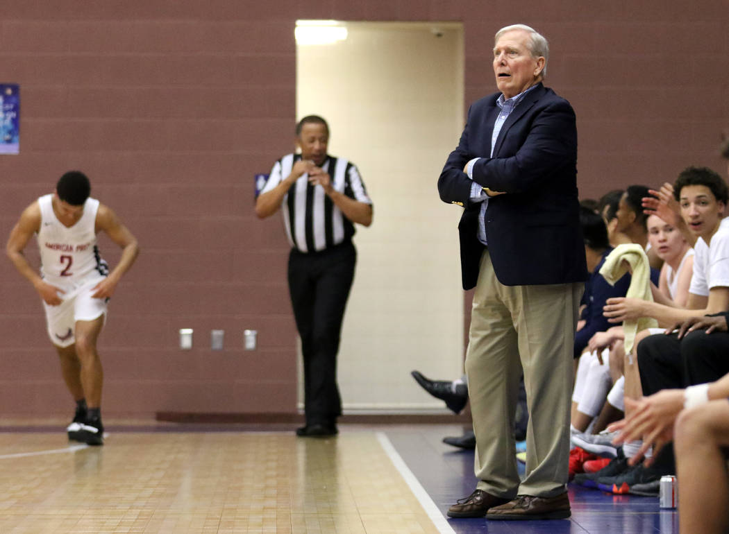 El entrenador de baloncesto y director atlético de American Preparatory Academy, Dave Bliss, a la derecha, le da instrucciones a su equipo durante un juego en casa contra SLAM Academy en Las Vega ...