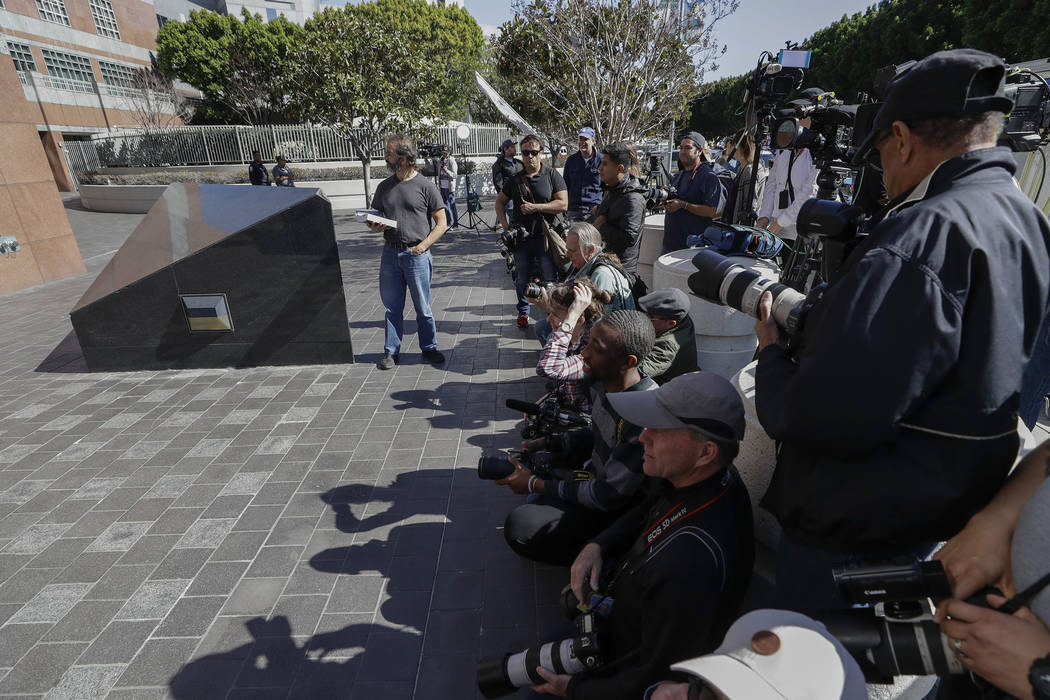 Los miembros de los medios de comunicación esperan fuera de la corte federal para cuestionar a la actriz Lori Loughlin el miércoles 13 de marzo de 2019 en Los Ángeles. Cincuenta personas, inclu ...