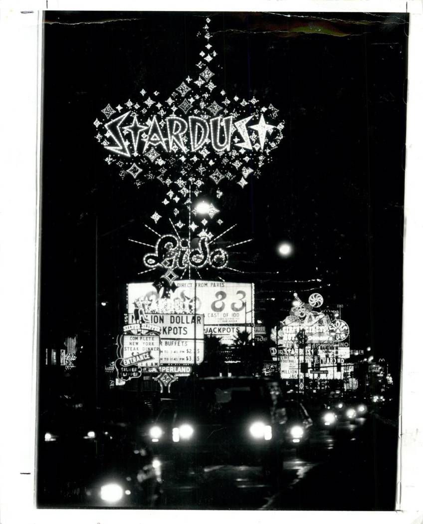 El letrero de Stardust ilumina la noche en el Strip en 1983. (Jim Laurie / Las Vegas Review-Journal)