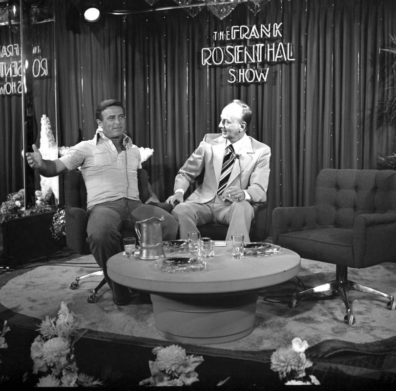 El actor Robert Conrad, a la izquierda, habla con el presentador Frank Rosenthal durante una aparición en "The Frank Rosenthal Show" filmada en el Stardust el 22 de agosto de 1977. Rosenthal se h ...