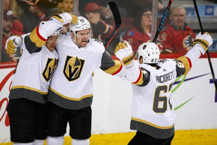 Mark Stone, centro de los Vegas Golden Knights, celebra su gol con sus compañeros de equipo durante el segundo período de hockey de la NHL contra los Calgary Flames en Calgary, Alberta, el domin ...