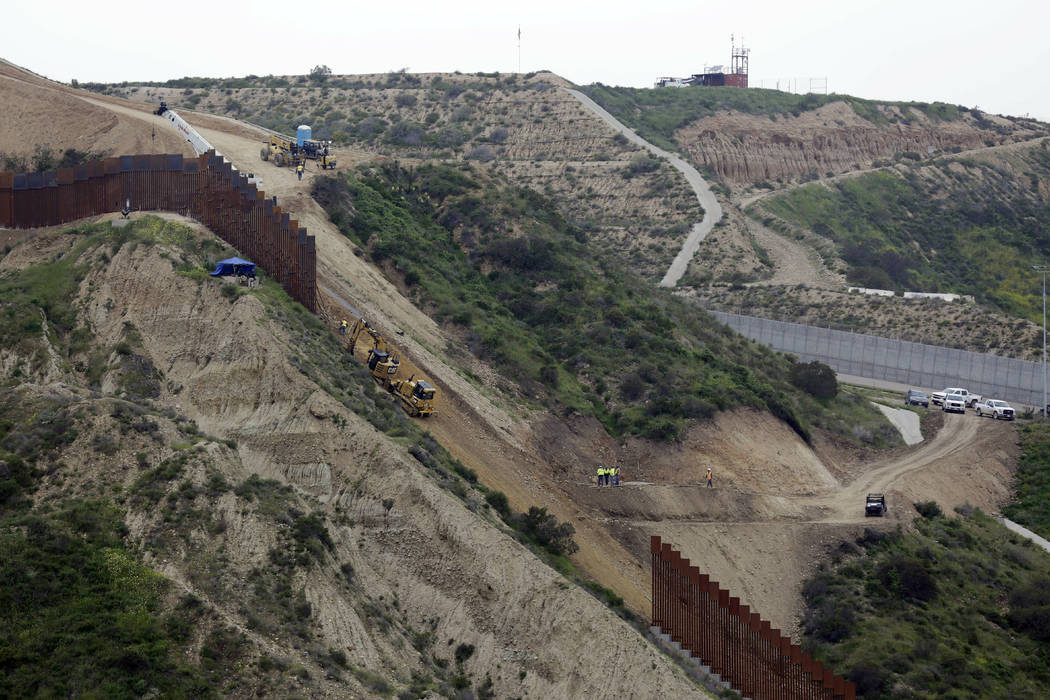 Los equipos de construcción reemplazan una sección del muro primario que separa a San Diego, arriba a la derecha, y Tijuana, México, abajo a la izquierda, el lunes 11 de marzo de 2019, visto de ...