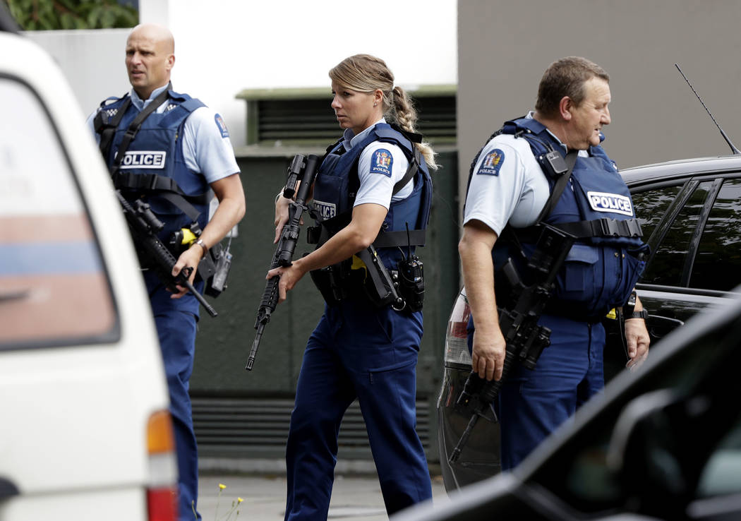 Policía armada patrulla frente a una mezquita en el centro de Christchurch, Nueva Zelanda, viernes 15 de marzo de 2019. (AP Photo / Mark Baker)