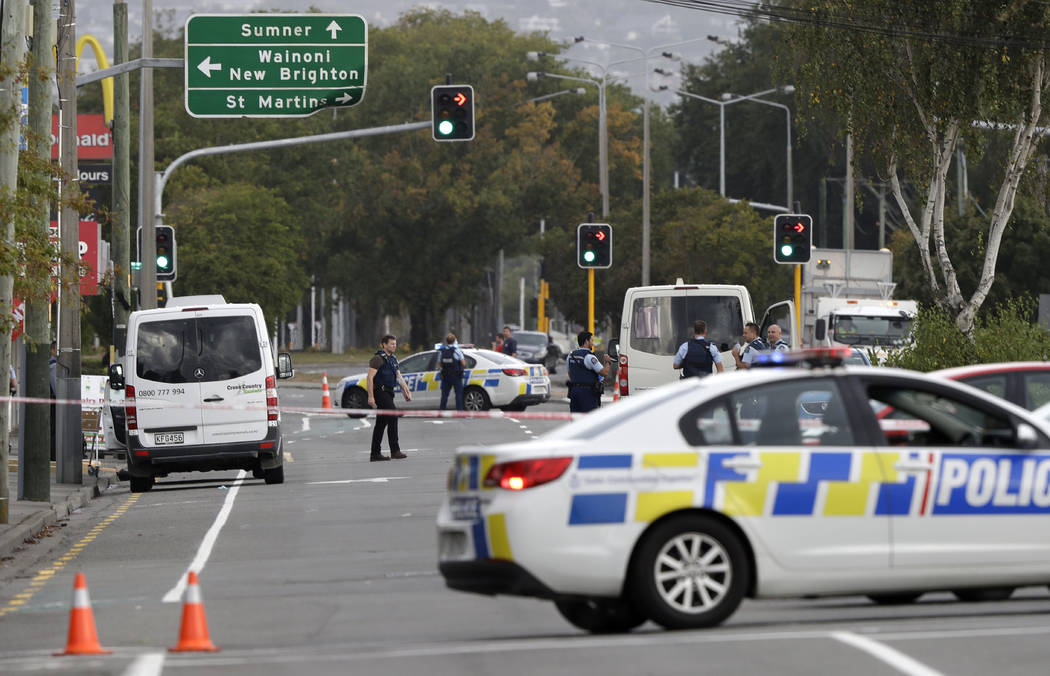 La policía bloqueó la carretera cerca del tiroteo en una mezquita en Linwood, Christchurch, Nueva Zelanda, el viernes 15 de marzo de 2019. Varias personas murieron durante los tiroteos en dos me ...