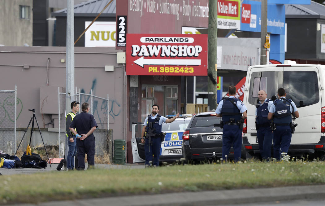 Policía parada frente a una mezquita en Linwood, Christchurch, Nueva Zelanda, el viernes 15 de marzo de 2019. Múltiples personas murieron durante tiroteos en dos mezquitas llenas de personas que ...