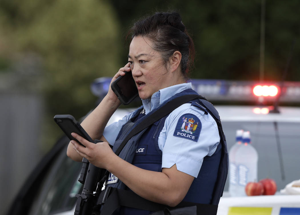 Un oficial de policía habla en su teléfono como una barricada cerca de un tiroteo masivo en una mezquita en Linwood, Christchurch, Nueva Zelanda, el viernes 15 de marzo de 2019. Múltiples perso ...
