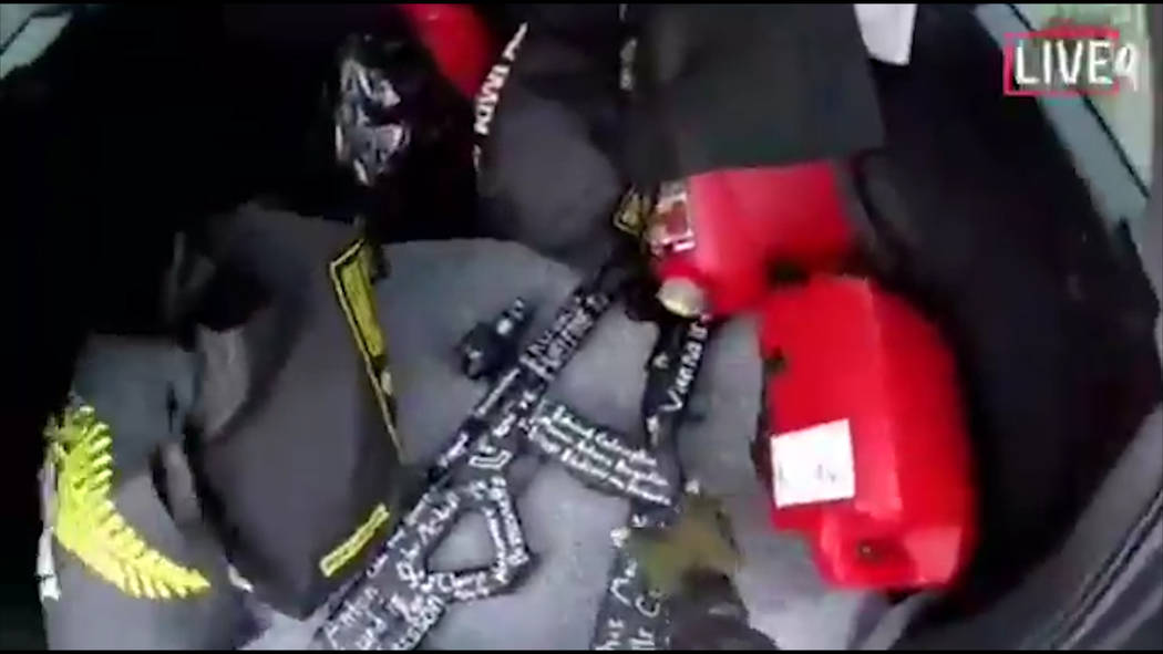 Esta imagen tomada del video del presunto tirador, que se filmó el viernes 15 de marzo de 2019, muestra un arma en su vehículo en Nueva Zelanda. Un testigo dice que muchas personas han muerto en ...