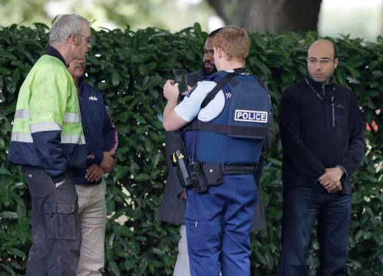 Un oficial de la policía fotografía a testigos cerca de una mezquita en el centro de Christchurch, Nueva Zelanda, el viernes 15 de marzo de 2019. Múltiples personas murieron en tiroteos en masa ...