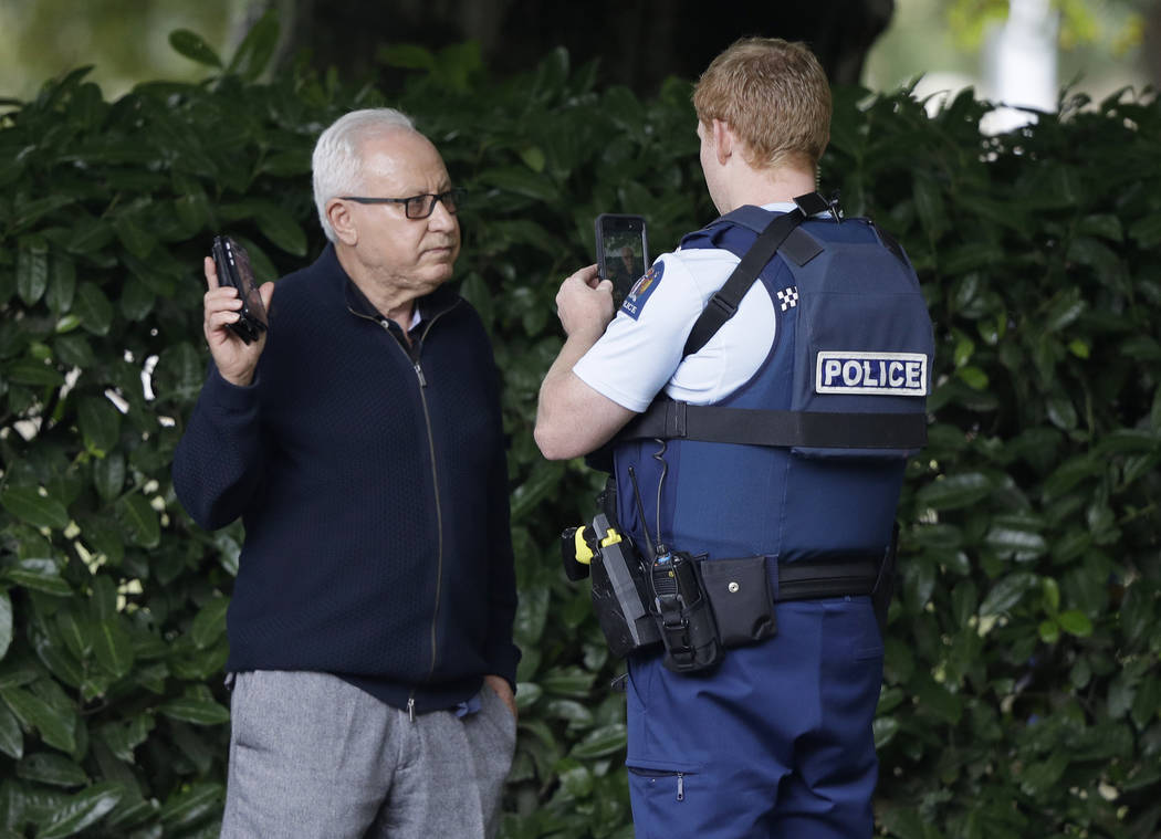 Un oficial de la policía fotografía a testigos cerca de una mezquita en el centro de Christchurch, Nueva Zelanda, el viernes 15 de marzo de 2019. Múltiples personas murieron en tiroteos en masa ...