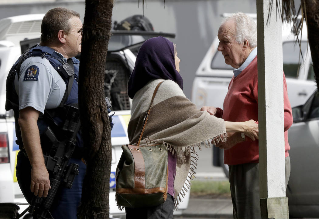 La policía escolta a personas fuera de una mezquita en el centro de Christchurch, Nueva Zelanda, el viernes 15 de marzo de 2019. Múltiples personas murieron en tiroteos masivos en dos mezquitas ...