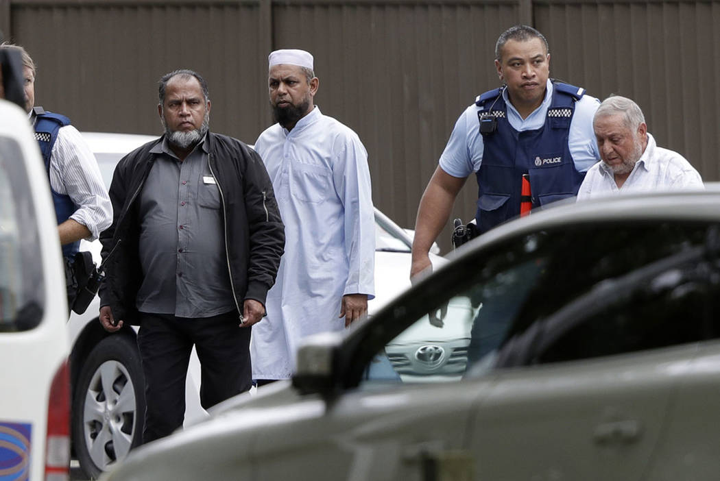 La policía escolta a hombres de una mezquita en el centro de Christchurch, Nueva Zelanda, el viernes 15 de marzo de 2019. (Foto AP / Mark Baker)