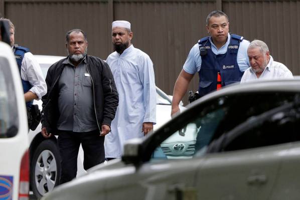 La policía escolta a hombres de una mezquita en el centro de Christchurch, Nueva Zelanda, el viernes 15 de marzo de 2019. (Foto AP / Mark Baker)