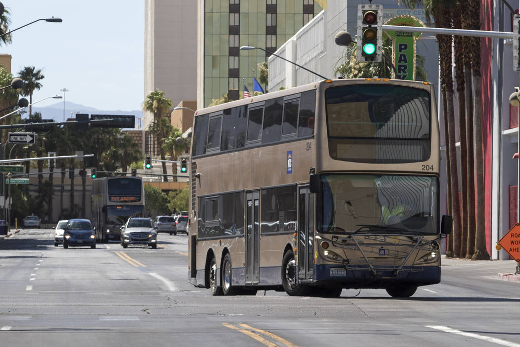 Un autobús de la RTC gira en Las Vegas Boulevard North desde East Carson Avenue en el centro de Las Vegas el 9 de junio de 2017. Richard Brian Las Vegas Review-Journal @vegasphotograph