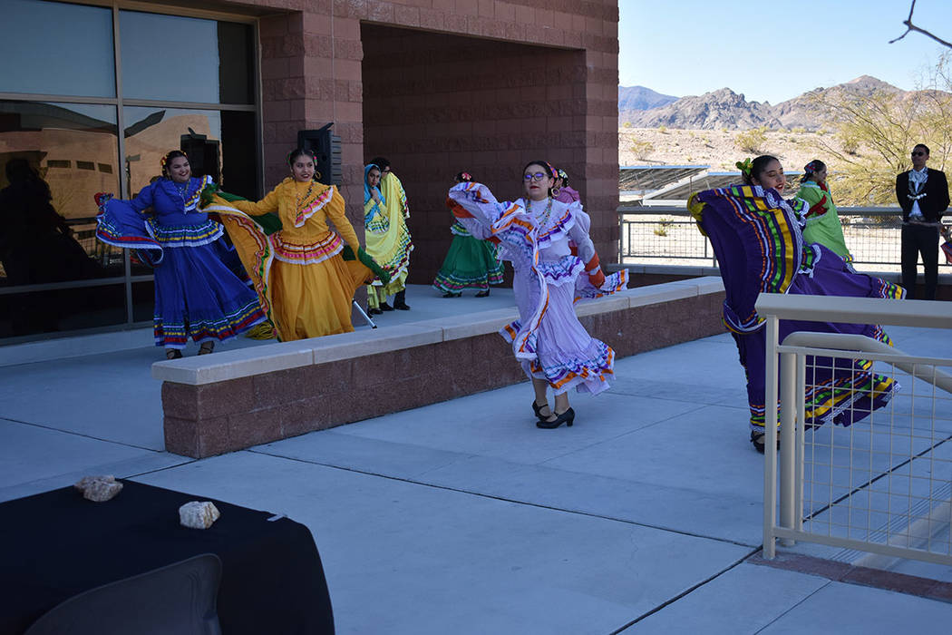 Un grupo de danza amenizó el inicio de un foro de diálogo sobre desarrollo económico. Viernes 15 de marzo de 2019 en Nevada State College. Foto Anthony Avellaneda / El Tiempo.