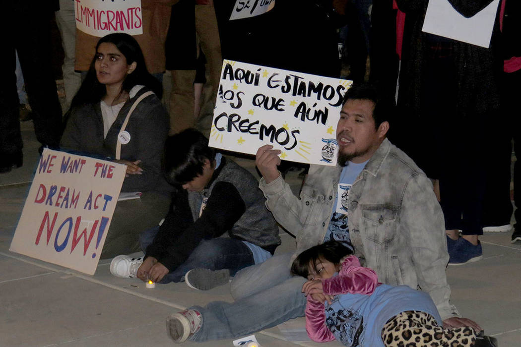 ARCHIVO.- Decenas de personas se manifestaron a favor del Dream Act y del TPS. Miércoles 6 de diciembre de 2017 en la Corte Federal de Las Vegas. | Foto Anthony Avellaneda / El Tiempo.