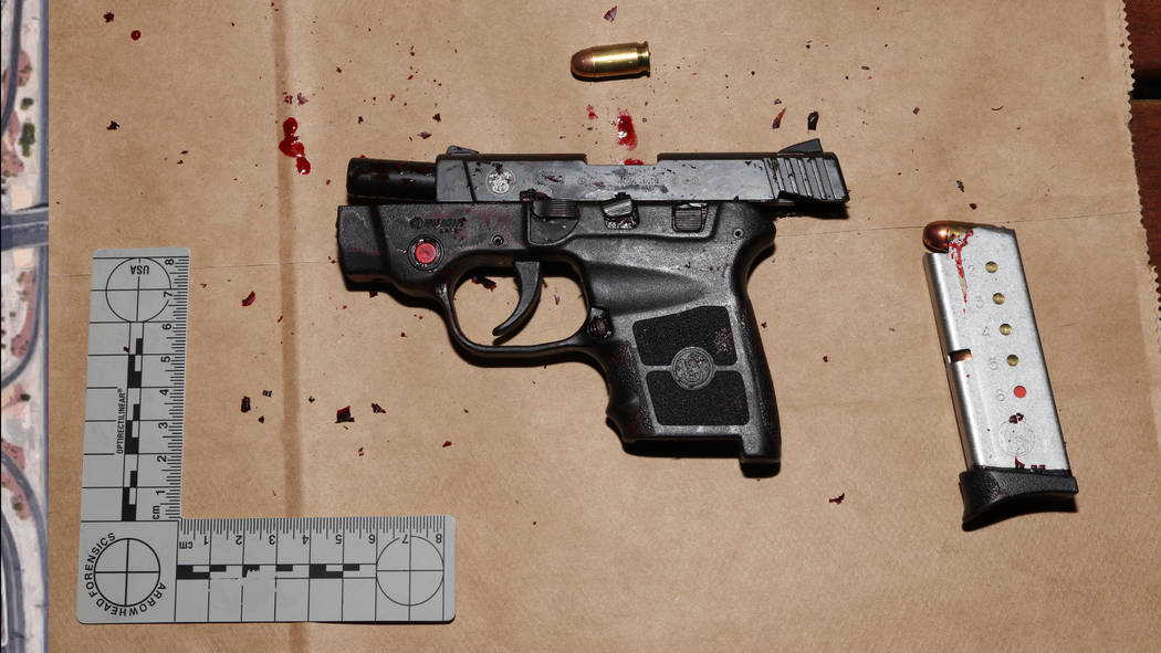 Esta foto publicada por el Departamento de Policía Metropolitana de Las Vegas muestra el arma utilizada por Michael Cohen durante un robo a mano armada en Bellagio el 15 de marzo de 2019. Cohen f ...