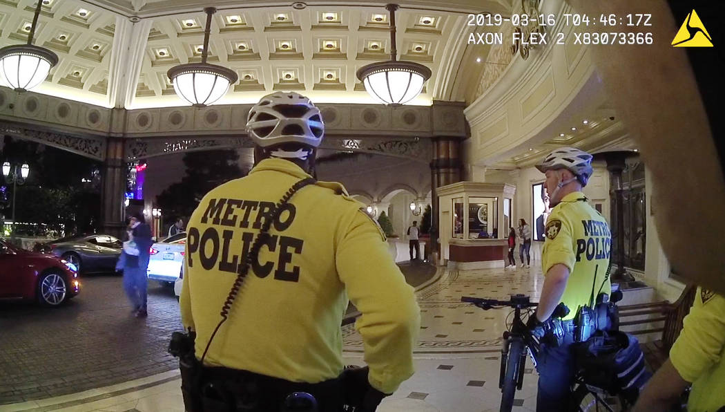 Michael Cohen, a la izquierda, pasa junto a los oficiales del Departamento de Policía Metropolitana de Las Vegas luego de un robo a mano armada en el Bellagio el 15 de marzo de 2019. Cohen fue as ...