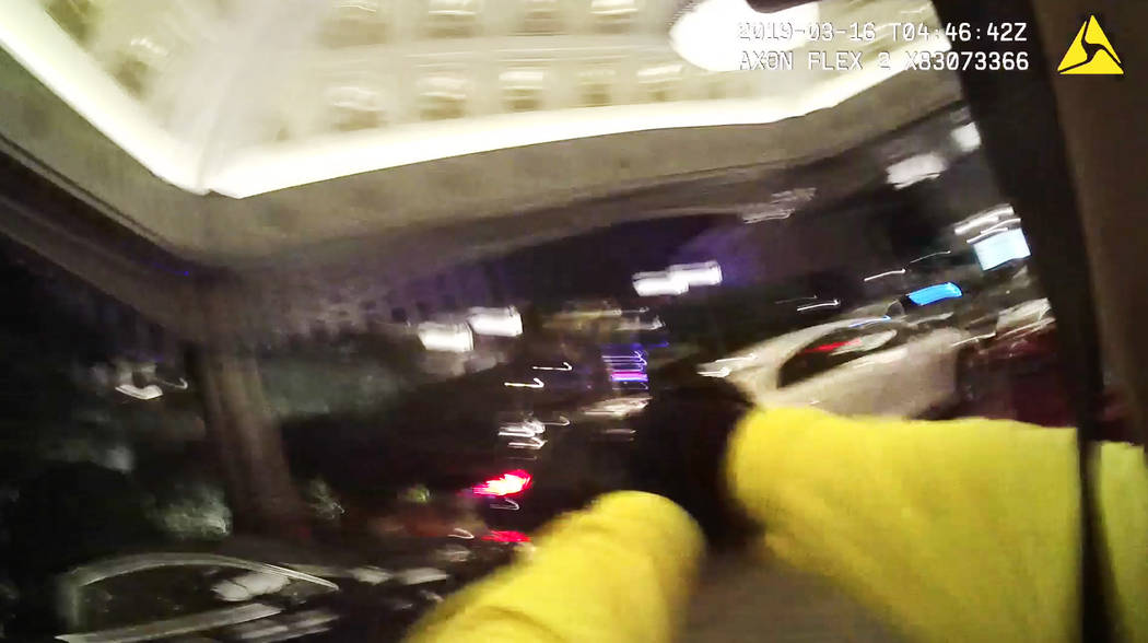El video de la cámara corporal del Departamento de Policía Metropolitana de Las Vegas, muestra a un oficial disparando a Michael Cohen luego de un robo a mano armada en Bellagio el 15 de marzo d ...