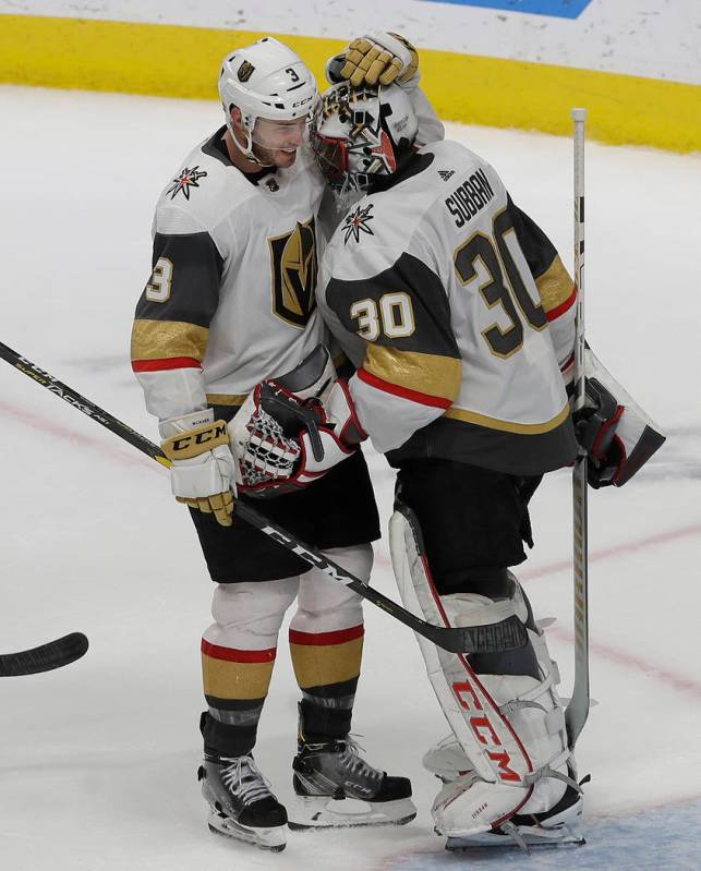 El defensa de los Golden Knights de Las Vegas, Brayden McNabb, a la izquierda, celebra con el portero Malcolm Subban (30) después de que los Golden Knights derrotaran a los San José Sharks en un ...