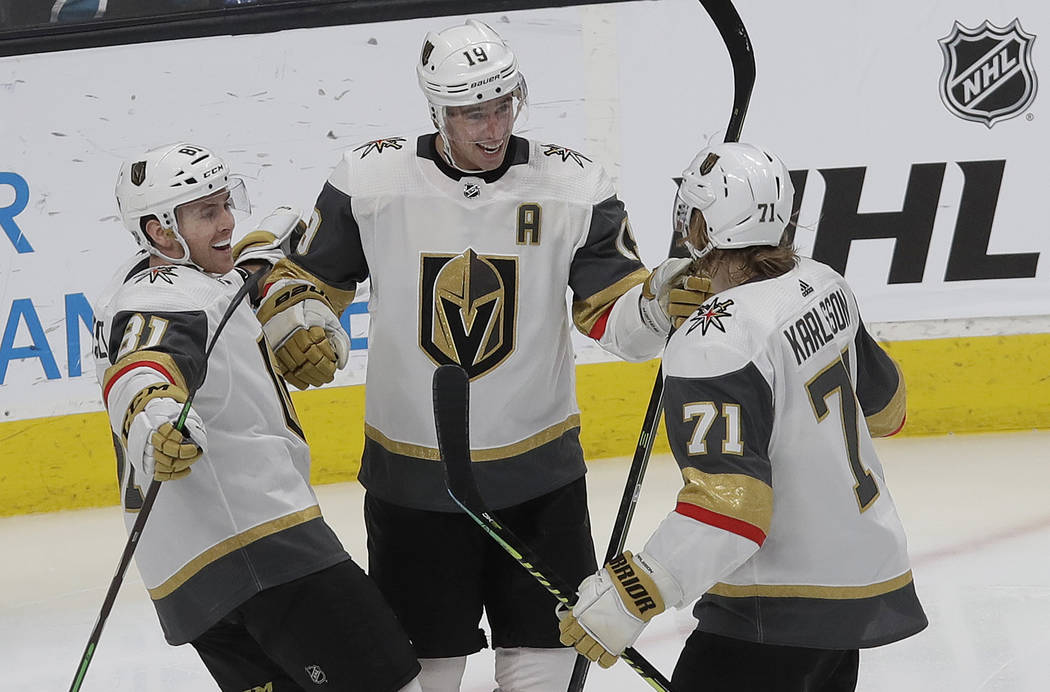 El ala derecha de Vegas Golden Knights, Reilly Smith, centro, celebra con Jonathan Marchessault, izquierda y William Karlsson, luego de marcar un gol contra los San José Sharks durante el tercer ...