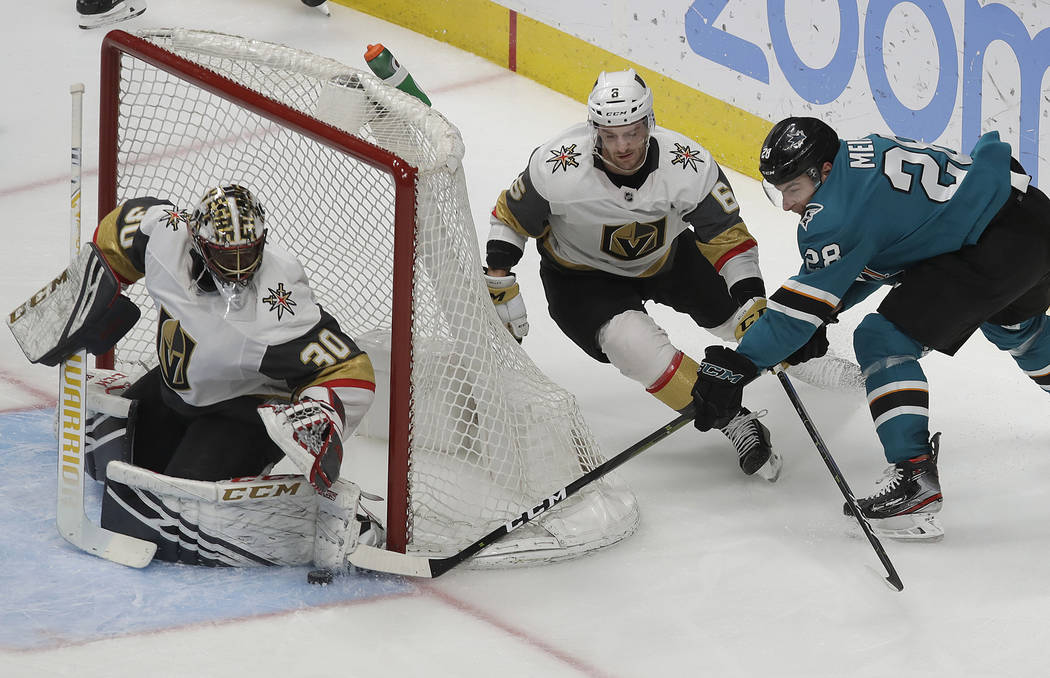 El portero de los Golden Knights de Las Vegas, Malcolm Subban, a la izquierda, defiende un intento de gol del ala derecha de los San José Sharks, Timo Meier, a la derecha, durante el tercer perí ...